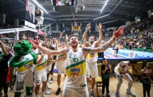 - Frutti Extra Bursaspor: 88 - Anadolu Efes: 86