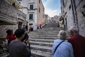 - Orta Çağ'dan kalma eserleriyle bilinen Hırvatistan'ın sahil kenti Dubrovnik,