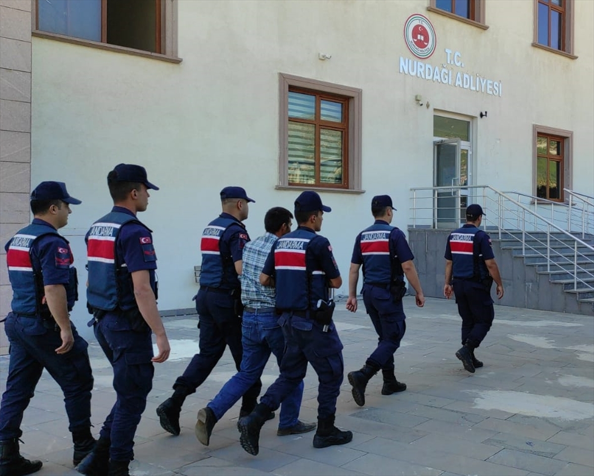GÜNCELLEME – Gaziantep'te anne ve oğlunun yaşamını yitirdiği silahlı saldırıyla ilgili yakalanan zanlı tutuklandı