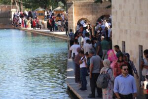 ŞANLIURFA (AA) – Hafta sonu tatilinde Şanlıurfa'ya gelenler, tarihi Balıklıgöl