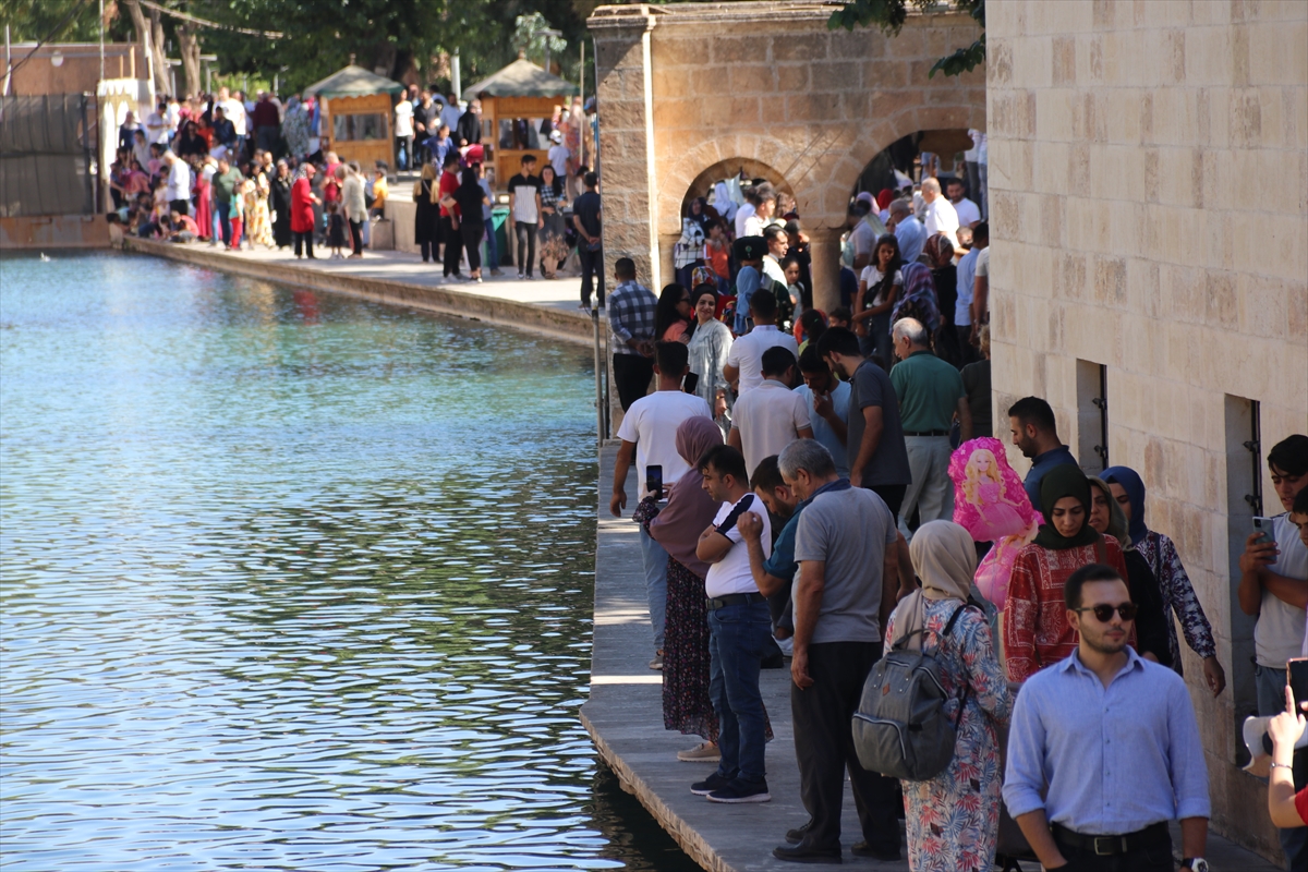 Güneydoğu'nun turizm merkezi Balıklıgöl'de hafta sonu yoğunluğu