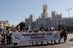 MADRİD (AA) – İspanya'da emekliler, ülkede yaşanan fiyat artışlarına karşı