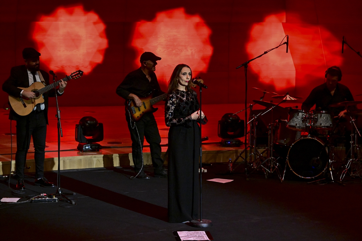 İspanyol şarkıcı Luz Casal, Başkent Kültür Yolu Festivali'nde konser verdi