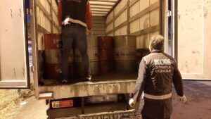 İSTANBUL (AA) – İstanbul'da düzenlenen operasyonda otoparkta bulunan 3 araçta