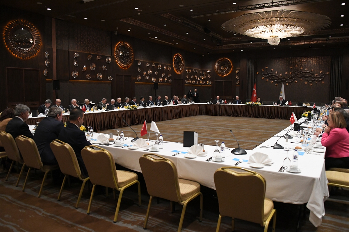 İYİ Parti Genel Başkanı Akşener, partisinin yöneticileri ve milletvekilleriyle bir araya geldi