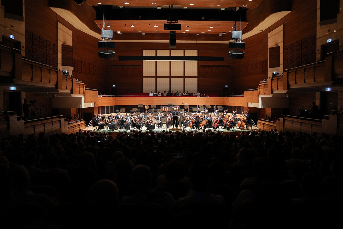 İzmir Devlet Senfoni Orkestrası sezona Macar şef Varga ile “merhaba” dedi