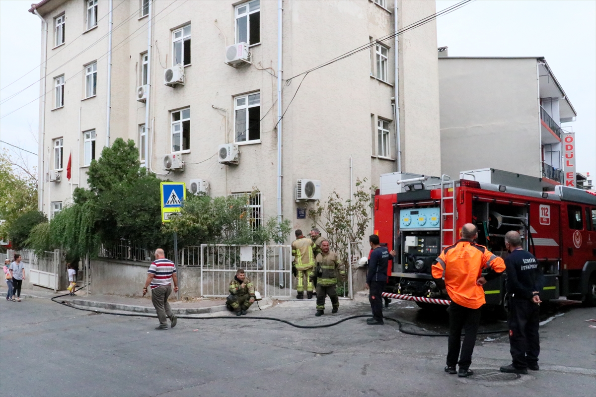 İzmir'de Aile Sağlığı Merkezinde çıkan yangın itfaiye ekiplerince söndürüldü