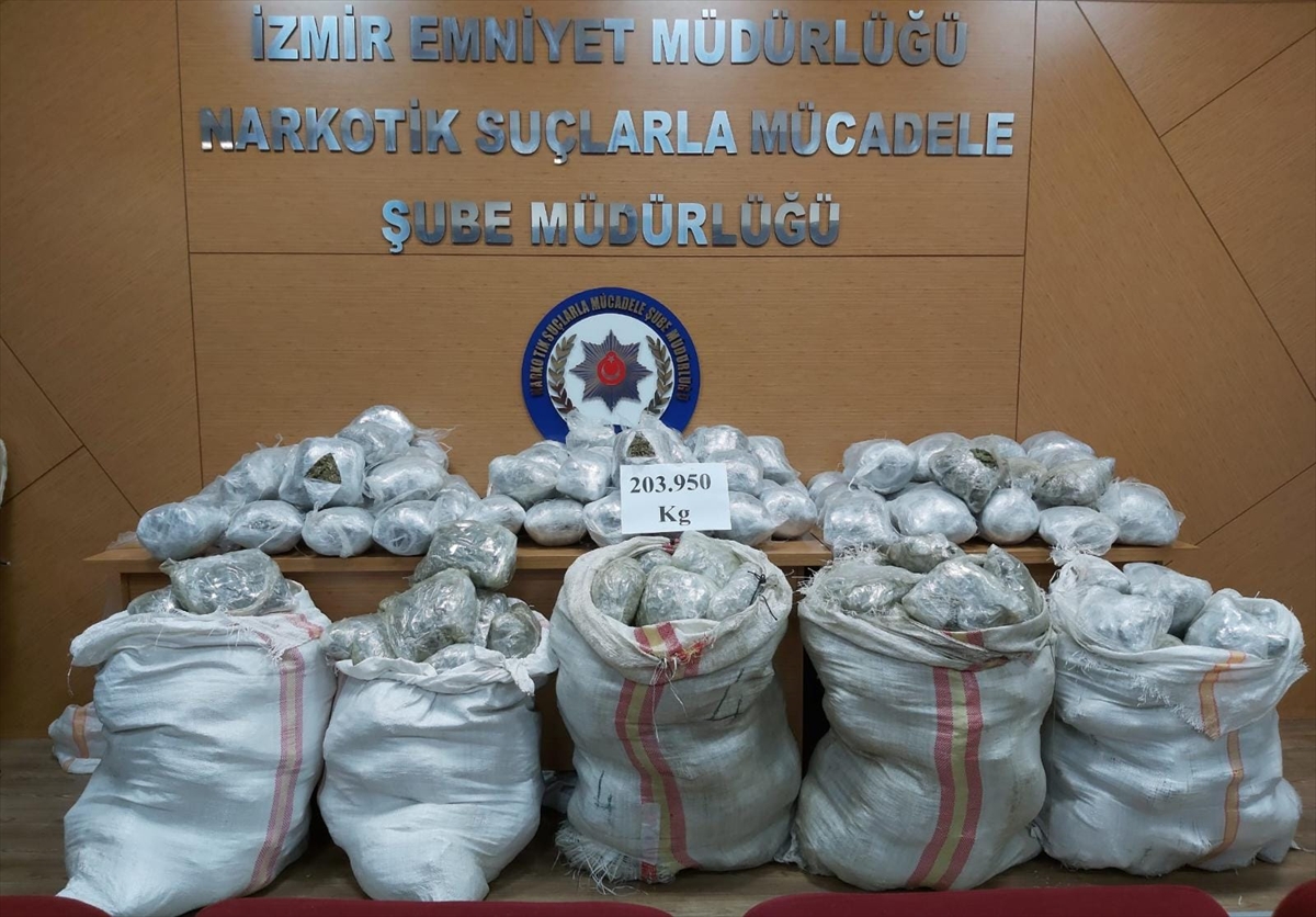 İzmir'de kamyonda 203 kilo 950 gram esrar ele geçirildi