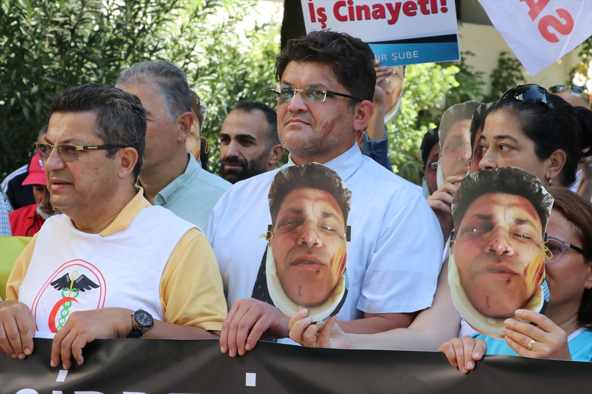 İzmir'de sağlıkçılar aile hekiminin darbedilmesini protesto etti