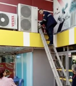 KARABÜK (AA) – Karabük'te klima dış ünitesi ile duvar arasına