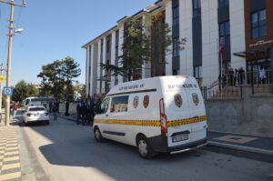 KARAMAN (AA) – Karaman'da bir kişi, tartıştığı hemşireyi tabancayla yaralayarak