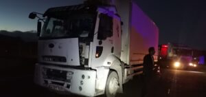 KARS (AA) – Kars'ın Sarıkamış ilçesinde midibüsle tırın çarpışması sonucu