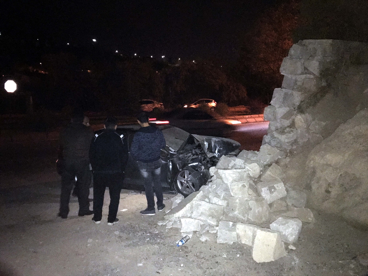 Kayseri'de otomobilin istinat duvarına çarptığı kazada 1 kişi öldü, 3 kişi yaralandı