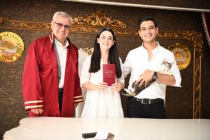 - Keşan Belediye Başkanı Mustafa Helvacıoğlu, nikahını kıydığı çifte "Miniş"i