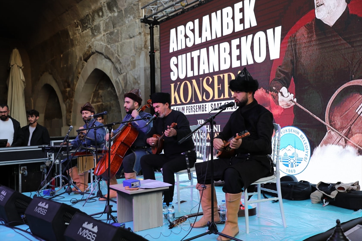 Kırgız halk ozanı Sultanbekov 8 asırlık Sultanhanı Kervansarayı'nda konser verdi