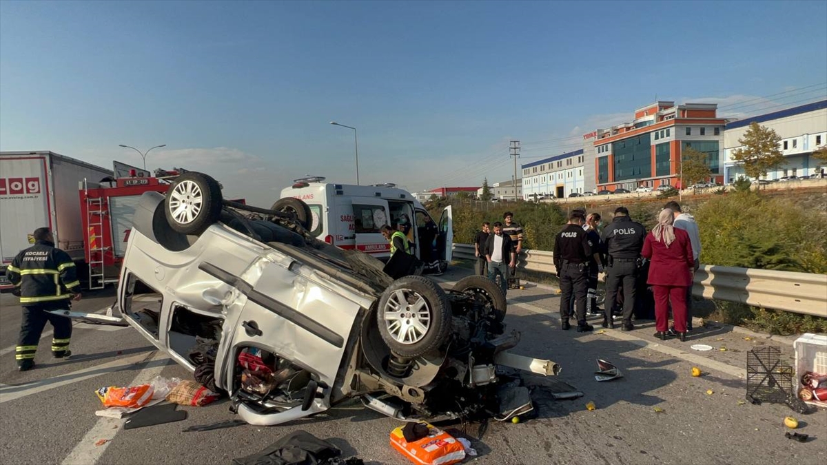 Kocaeli'de devrilen araçtaki 3 kişi yaralandı