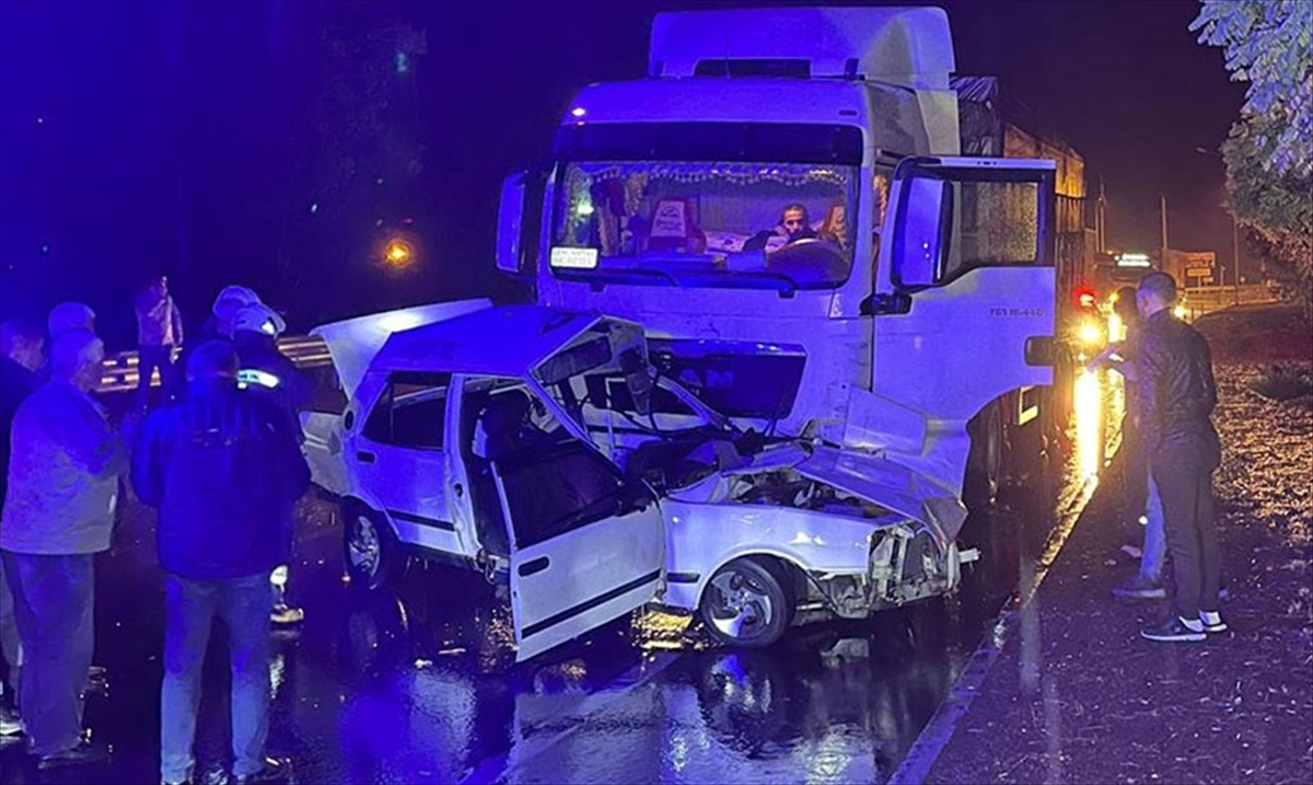 Konya'da otomobil ile tırın çarpıştığı kazada 1 kişi öldü, 1 kişi yaralandı