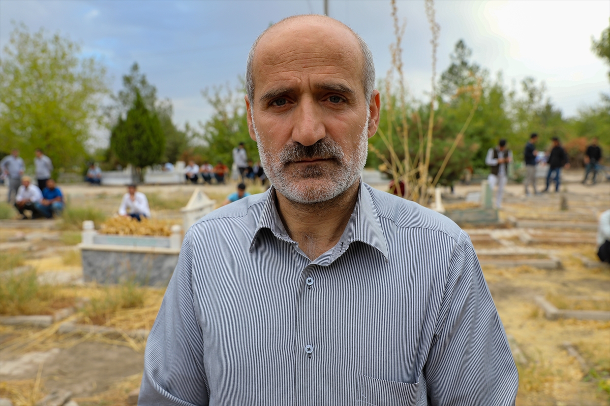 Kurban eti dağıtırken katledilen Yasin Börü ve arkadaşları mezarları başında anıldı
