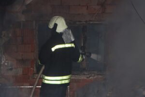 MANİSA (AA) – Manisa'nın Kula ilçesinde çıkan yangında 2 ev