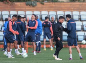 - Sakatlığını atlatan Leo Duarte'nin takımla çalışmalara başladığı antrenmana Mesut