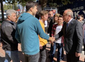 - "Cumhuriyet tarihinin en derin ekonomik krizini yaşıyoruz, ana muhalefet