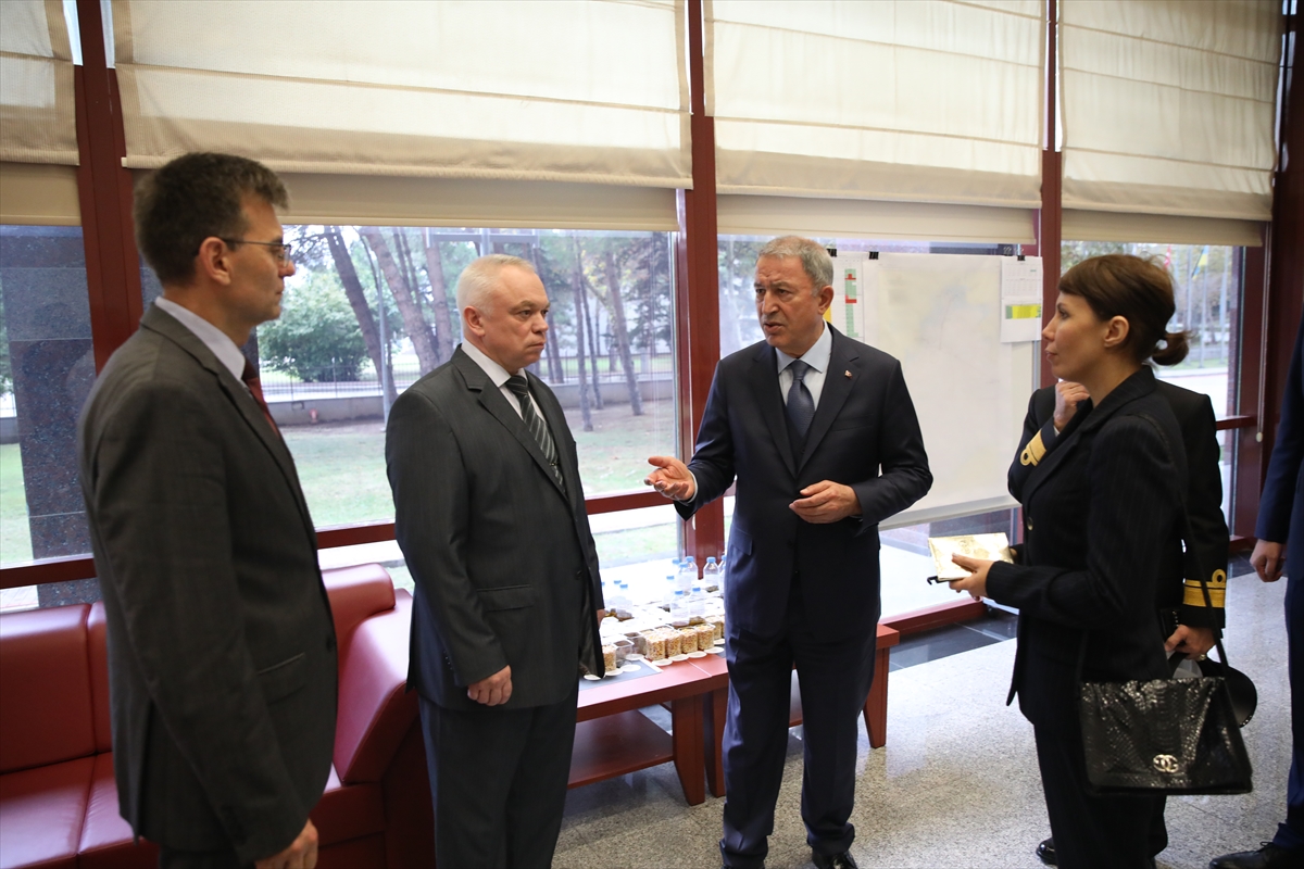 Milli Savunma Bakanı Akar, Ukrayna Altyapı Bakanı Kubrakov ile Müşterek Koordinasyon Merkezi'ni ziyaret etti