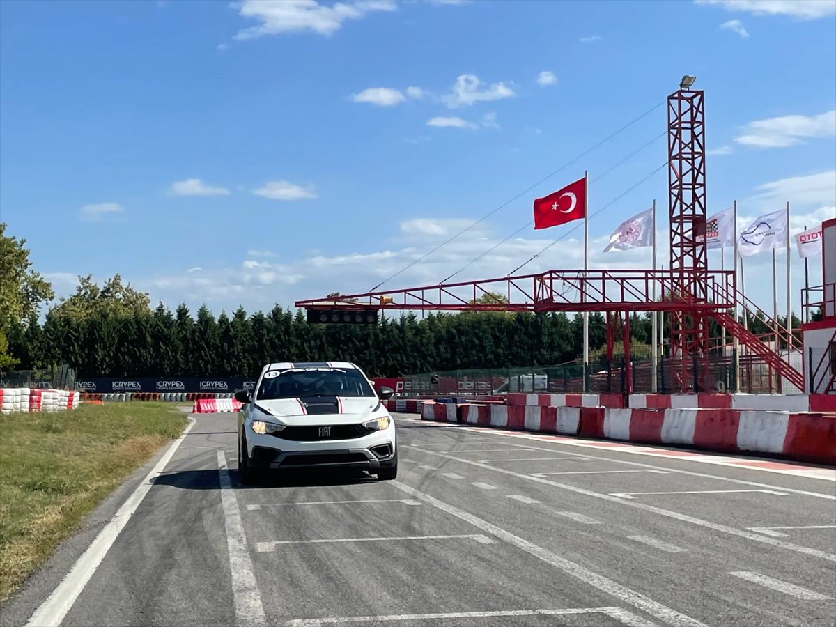 Otomobil sporları tutkunu iki engelli, yarış pistinde sürüş deneyimi yaşadı