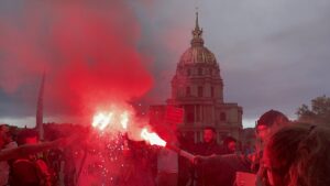 PARİS (AA) – Fransa'nın başkenti Paris'te farklı mesleklerden çalışanlar maaş