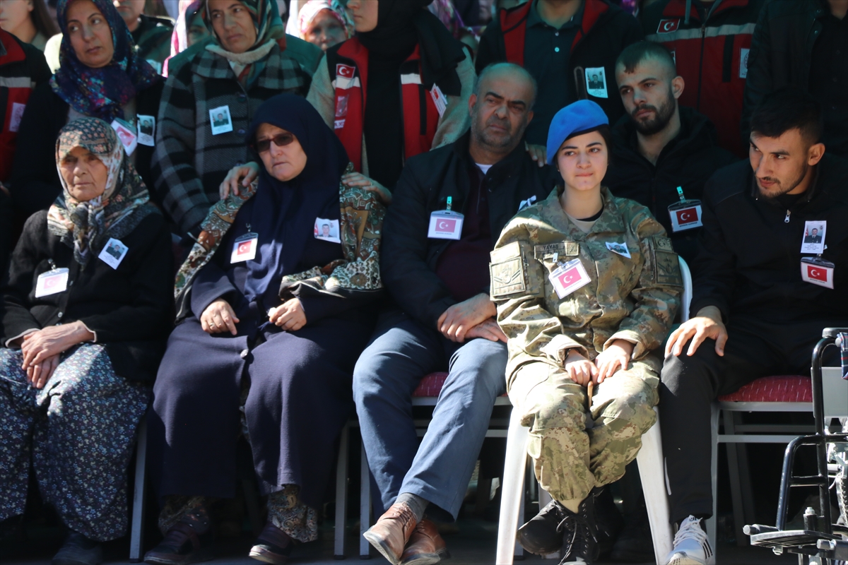 - Şehidin asker kıyafeti giyen kız kardeşi, törende ağabeyinin tabutuna