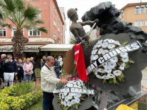 - Rusya'dan kruvaziyer gemisiyle Amasra'ya gelen turistler ve gemi personeli,