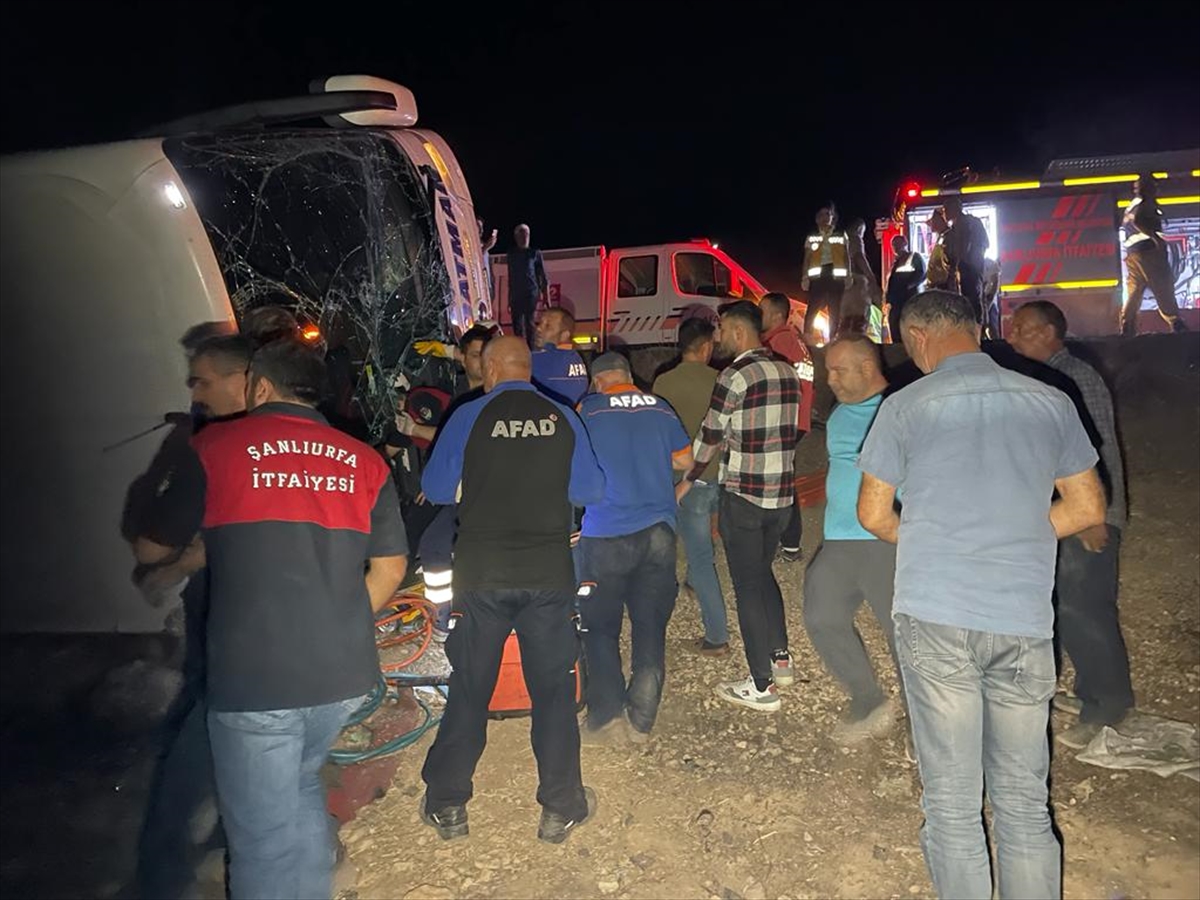 Şanlıurfa'da yolcu otobüsünün devrilmesi sonucu 10 kişi yaralandı