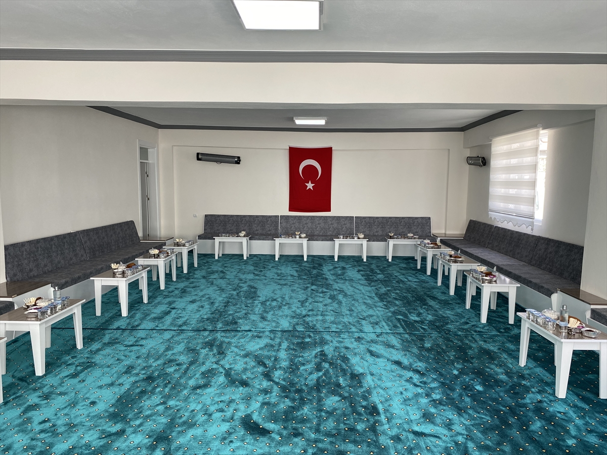 Şarkıcı Latif Doğan, Malatya'da annesi adına taziye evi yaptırdı