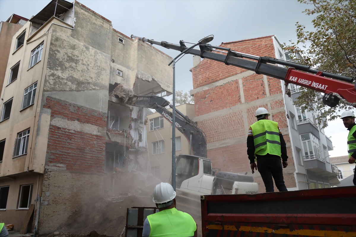 Sinop'ta duvarlarında çatlaklar oluşan apartman kontrollü yıkıldı