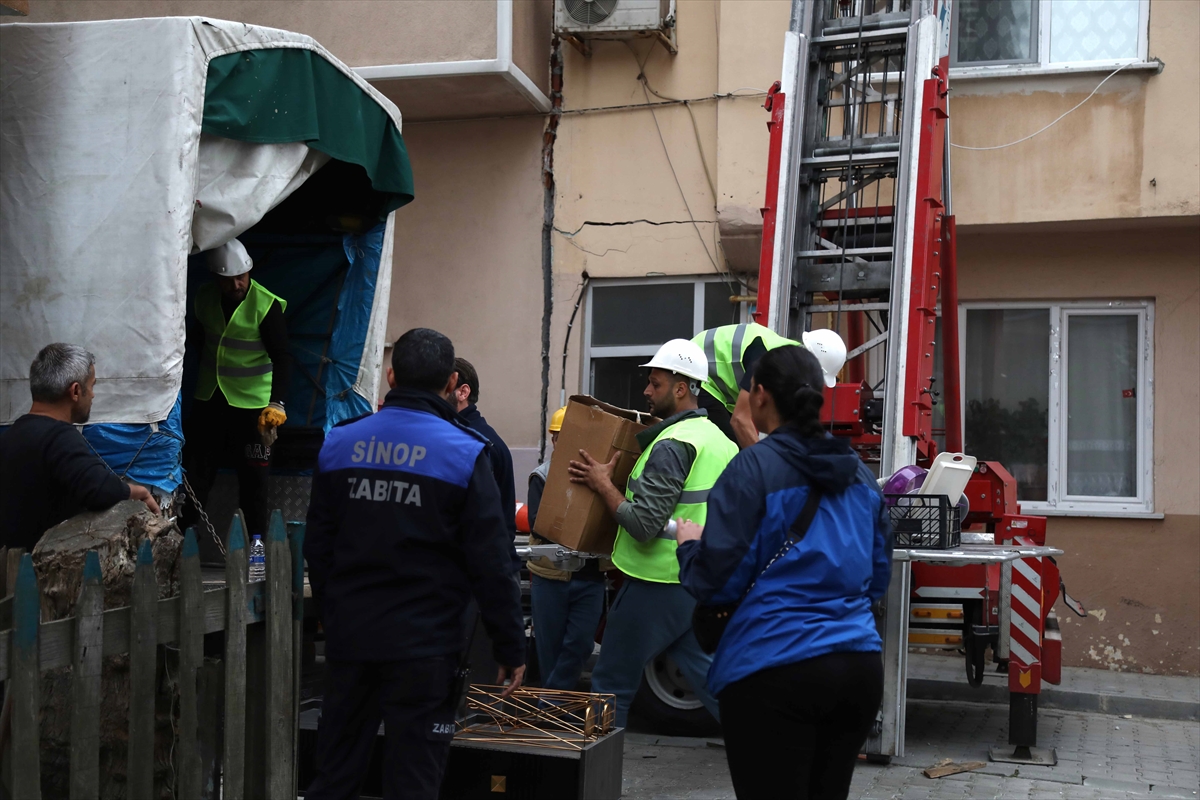 Sinop'ta duvarlarında geniş çatlaklar oluşan apartmandaki eşyalar kontrollü olarak boşaltılıyor