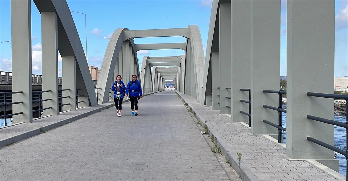 SAMSUN (AA) – Sinoplu iki kadın yürüyüşçü, 29 Ekim Cumhuriyet