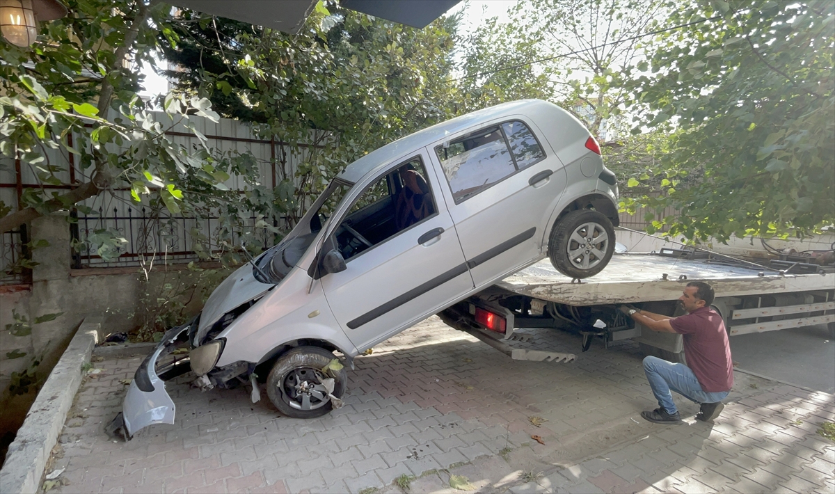 Sultangazi'de kontrolden çıkan otomobil bir binanın bahçesine düştü