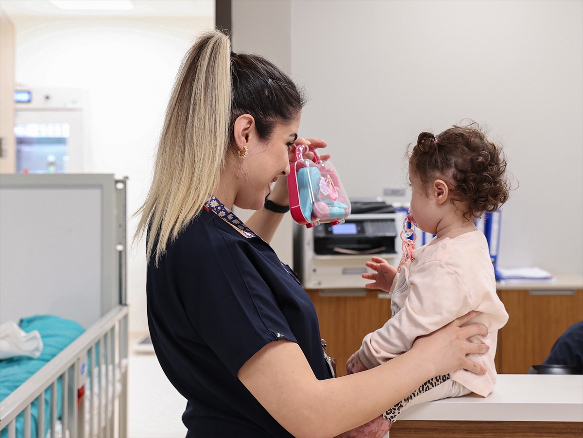 Terkedilen Galya bebek aylar sonra hastaneden “yuvaya” uğurlandı