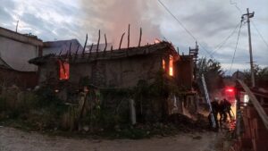 - Ev, tehlike oluşturmaması için belediye ekibince yıkıldı