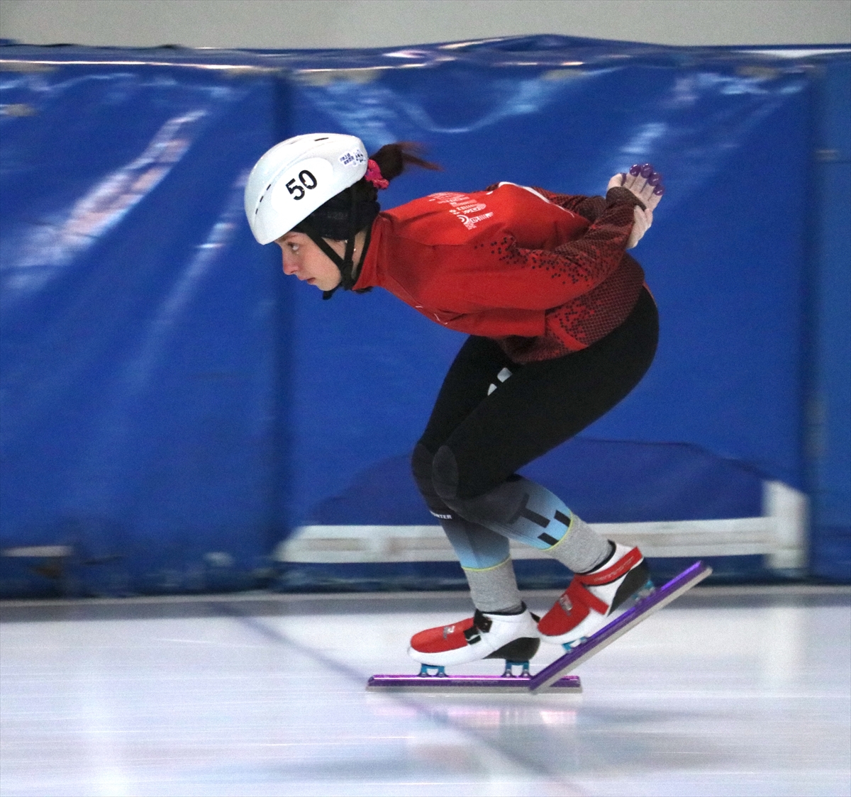 Türkiye rekoru kıran 13 yaşındaki short track sporcusu Derya'nın hedefi Avrupa