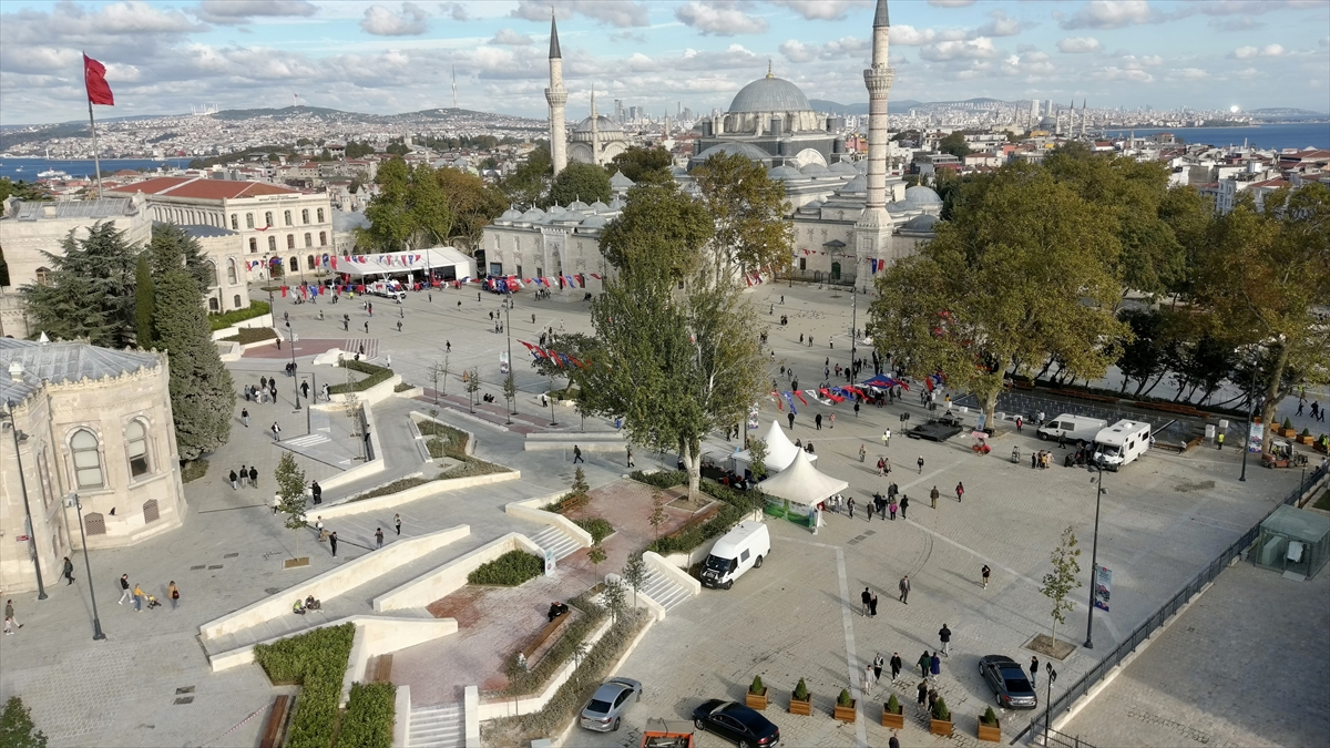 Yenilenen Beyazıt Meydanı törenle açıldı