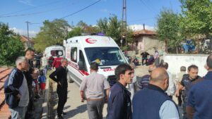 - Enkazda kalan bir çocuk kurtarılmaya çalışılıyor