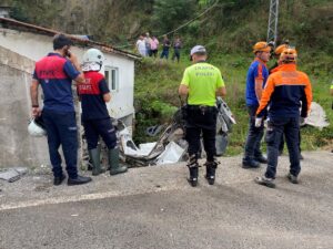ZONGULDAK (AA) – Zonguldak'ta tünel girişindeki duvara çarptıktan sonra evin