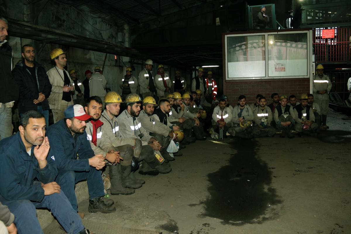 Zonguldak'ta madenciler patlamada hayatını kaybeden işçiler için dua etti