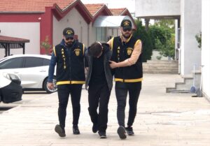 - Şüphelinin, yanında taşıdığı bıçakla yakalanması kameraya yansıdı