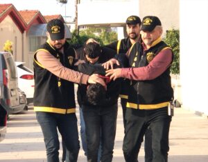 - Cinayeti azmettirdiği öne sürülen maktulün yeğeni av tüfeğiyle intihar