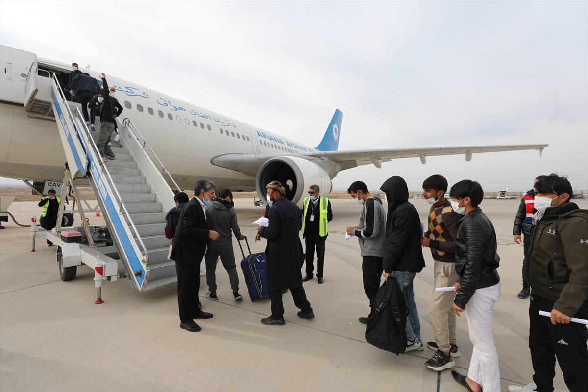 Afganistan uyruklu 226 düzensiz göçmen daha ülkelerine gönderildi