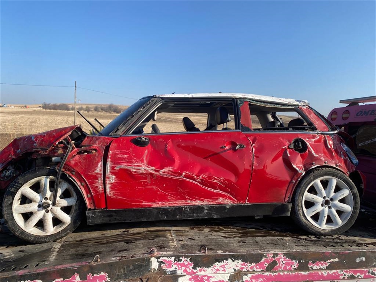 Afyonkarahisar'da devrilen otomobildeki 1 kişi öldü, 1 kişi yaralandı