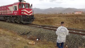 AFYONKARAHİSAR (AA) – Afyonkarahisar'ın Sandıklı ilçesinde hemzemin geçitte trenin çarptığı