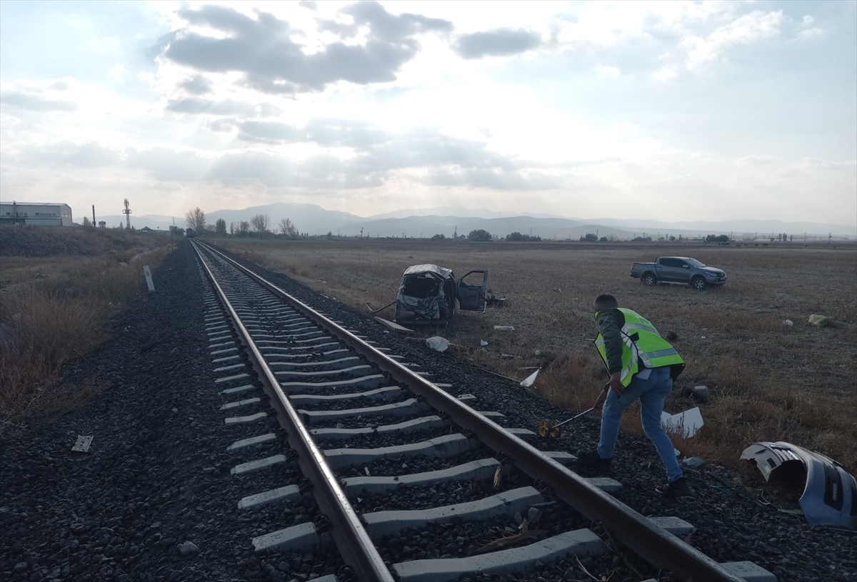 Afyonkarahisar'da trenin çarptığı kamyonetteki 2 kişi yaralandı