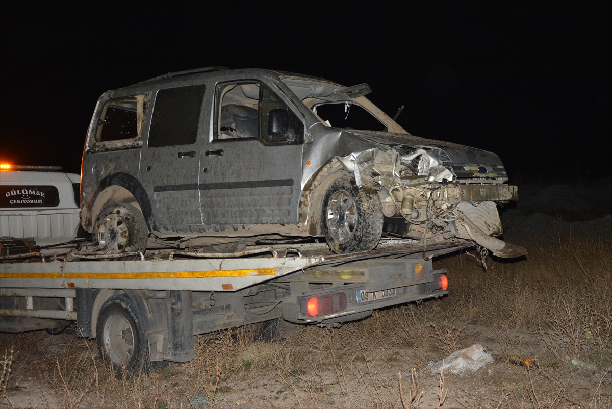 Ağrı'da şarampole devrilen araçta 1 kişi öldü, 3 kişi yaralandı